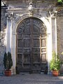 El portal de acceso al patio del Palacio Vincenti Mareri