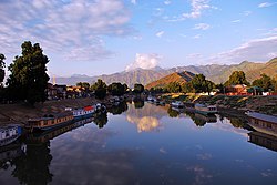 Hausboote auf dem Fluss Jhelaum in der Stadt Srinagar