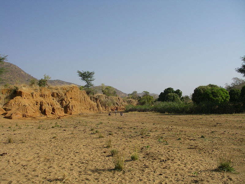 File:River bed en route to Kauda (3189393228).jpg