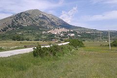 Veduta del paese dall'Altopiano, sullo sfondo monte Cagno