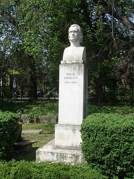 File:Rotonda Scriitorilor - Mihail Eminescu.jpg