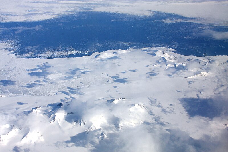 File:Sörkapp Land Isbukta Randbreen Dumskolten from west IMG 3080.jpg