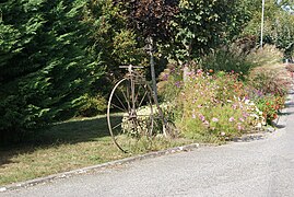 Vélo, un des objets d'art dans le village.