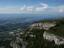 Succession du Crétacé inférieur au Grand Salève. Ces formations sont identiques à celles observées dans le massif du Jura à l'arrière-plan. Ces deux reliefs sont séparés par le bassin molassique suisse comblé par le dépôt de la molasse oligocène à miocène.