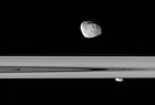 Janus en Prometheus lê bo en onder die ringe van Saturnus (2006-04-29).