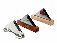Metal and combination metal/wood napkin holders Servilleteros economico barnizado madera.jpg