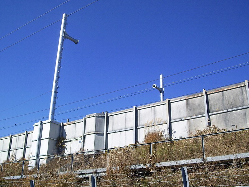 File:Shinkansen pole replacement work from concrete to steel 03.jpg