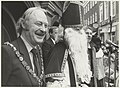 Sinterklaas en locoburgemeester Ab van Schooten bij het stadhuis. NL-HlmNHA 54025980.jpg