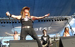 Skid Row, Texas'taki South Texas Rockfest'te sahne alırken (2008)