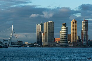 Skyline-rotterdam- erasmusbrug-wilhelminapier (27922388397).jpg