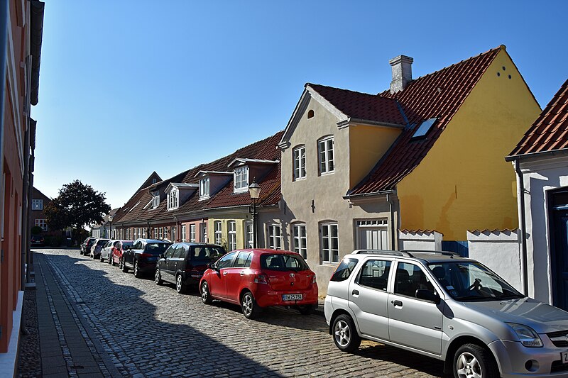 File:Slotsgade (Ribe).jpg