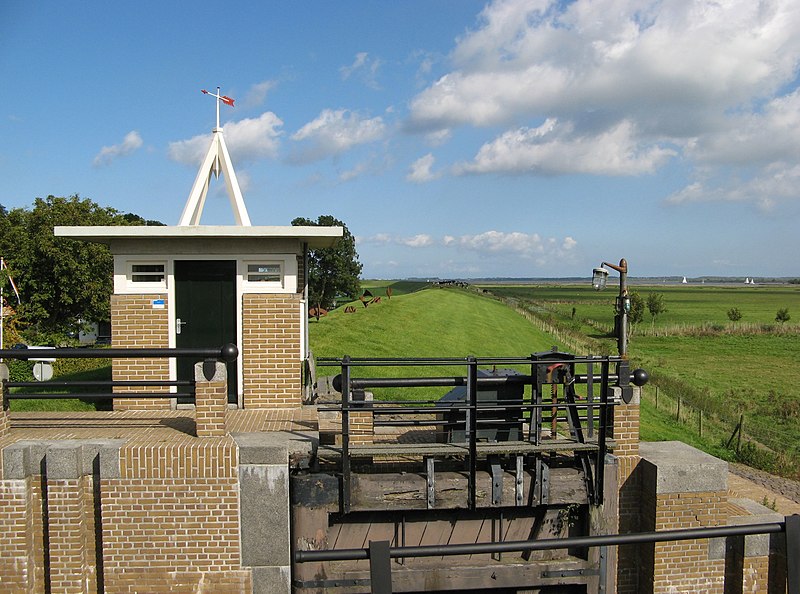 File:Sluis Ezumazijl en Lauwersmeerdijk.JPG