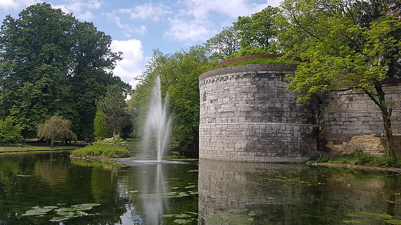 File:Stadspark Maastricht Fountain 1.jpg