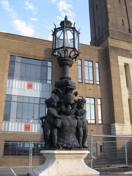 File:Statue (one of a pair ) at the entrance to the (former) Gillette Factory, Isleworth, London - geograph.org.uk - 1588621.jpg