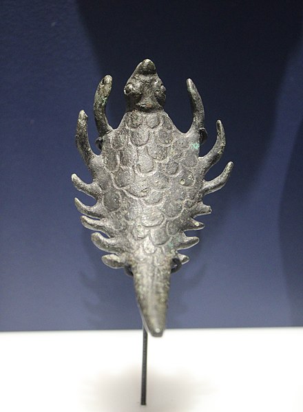 File:Statuette en bronze scorpion Sion.jpg