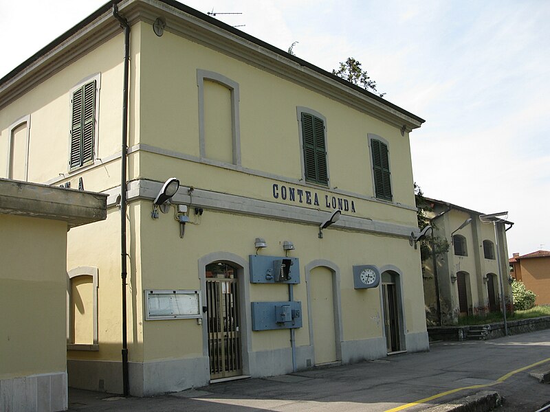 File:Stazione di Conta Londa-Fabbricato viaggiatori lato piazzale del ferro.JPG