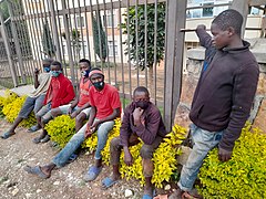 Enfants des rues essayant de porter un masque.