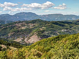 La strada statale 578 Salto Cicolana con dietro il monte Cervia e il monte Navegna (Monti Carseolani)