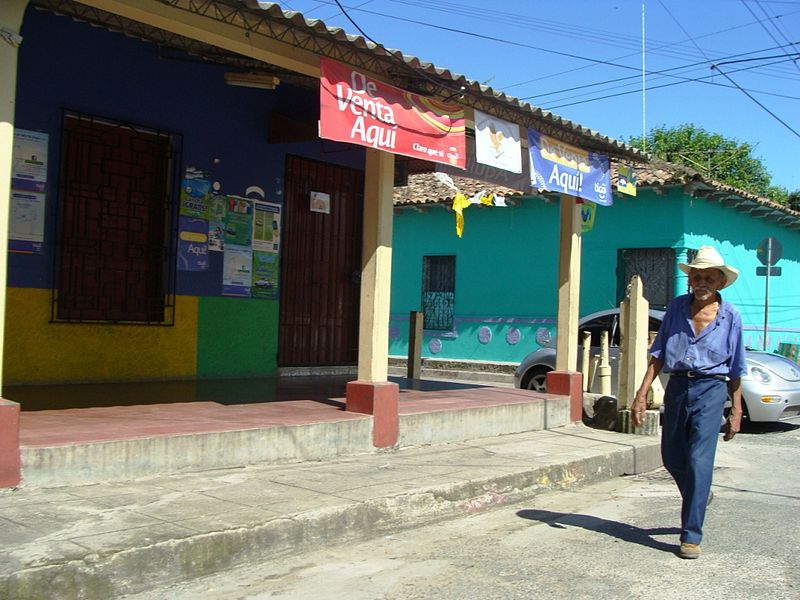 File:Tiendas ubicadas a los alrededores del parque me San Rafel Cedros.jpg