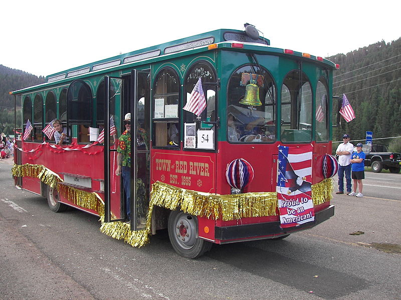 File:Trolley 4th of July Red River.jpg