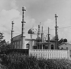 Tropenmuseum Royal Tropical Institute Numero oggetto 20006987 Moskee van de Ahmadiyya beweging lang.jpg