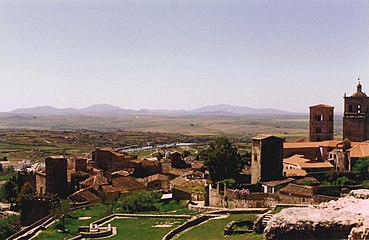 A la derecha, iglesia de Santa María la Mayor