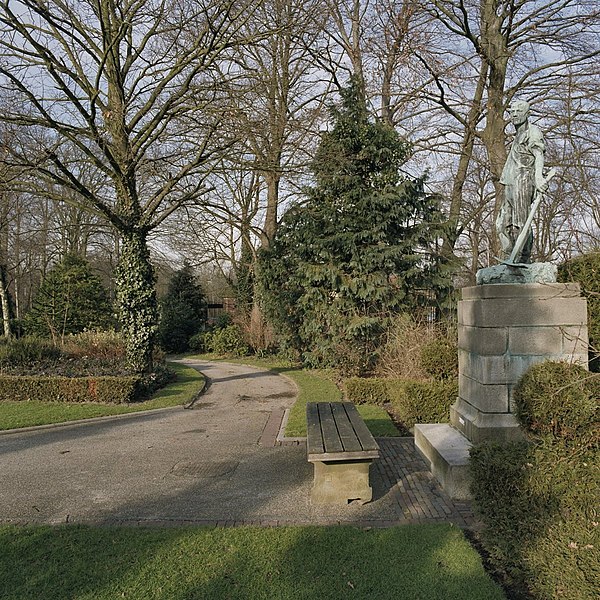 File:Tuin aan de noord-oostzijde met standbeeld - 's-Gravenhage - 20383407 - RCE.jpg