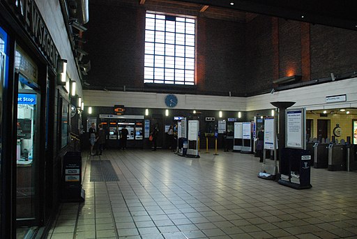 Turnpike Lane UndergrounD Station. (150813-182147)