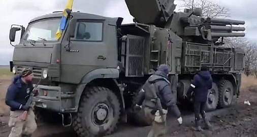 ロシア連邦軍のパーンツィリ-S1を鹵獲する隊員