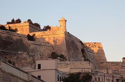 400px-Valletta-watchtower-sunset.jpg