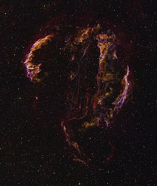 Aufnahme mittels Linienfilter für ionisierte Gase: Hα, SII, OIII Das linke, oberhalb der Mitte befindliche helle Filament wird mit NGC 6992 und 6995 bezeichnet, die angrenzende darunterliegende Struktur mit IC 1340; das rechte helle Filament mit NGC 6960 und der danebenliegende Stern mit 52 Cygni. Die beiden dazwischenliegenden Filamente tragen die Bezeichnung NGC 6974 (oben, mittig) und rechts davon, etwas heller und größer, NGC 6979.
