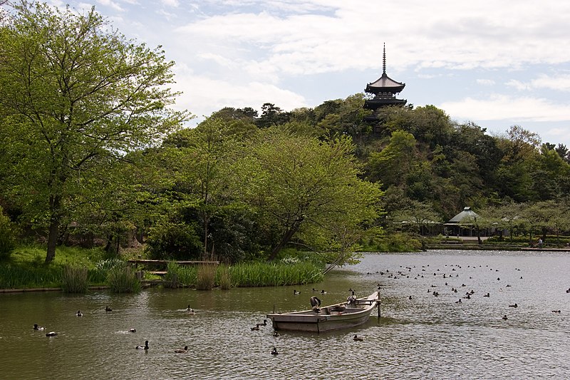 File:View from the garden entrance, Senkeien, Yokohama (2503870817).jpg