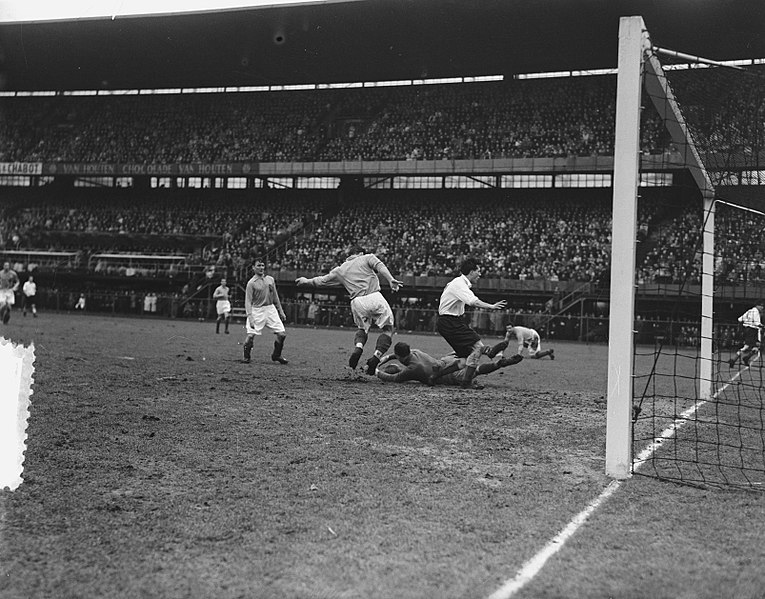 File:Voetbal Nederland tegen Engeland (amateurs) te Rotterdam, Bestanddeelnr 906-3281.jpg