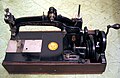 Uma máquina de 1880 com manivela da Wheeler and Wilson Company.