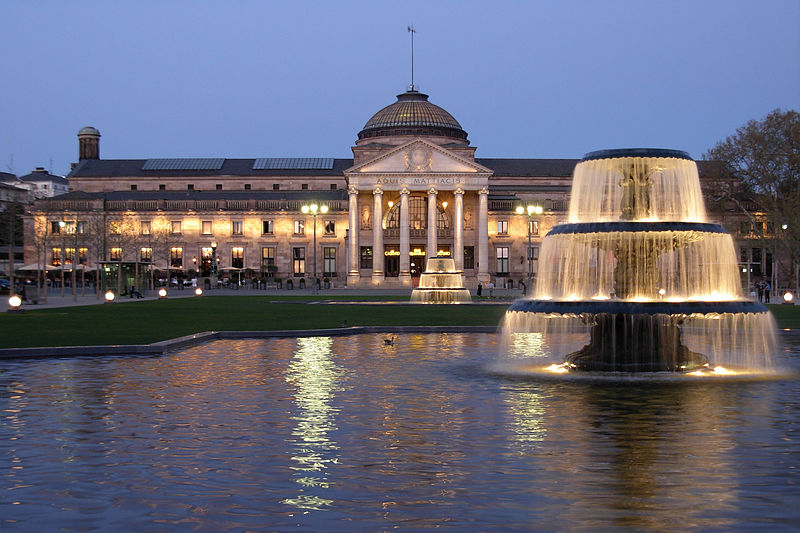 File:Wiesbaden Kurhaus mit den beiden Kaskadenbrunnen auf dem Bowling Green.jpg