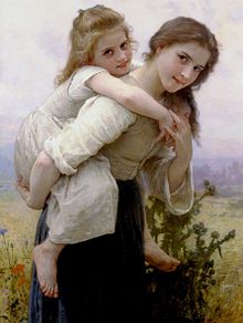 Uma jovem mulher, com ligeiro sorriso, carrega nas costas uma criança feliz