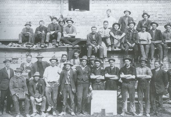 Workers at Yarralumla brickworks in 1924