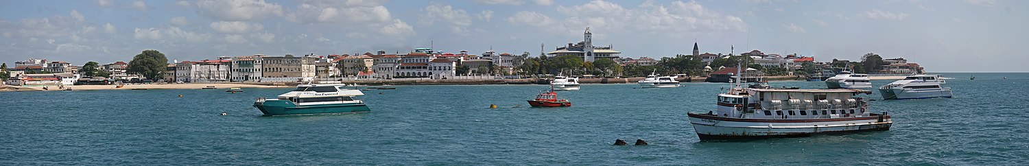 Panorámica de Zanzíbar, particularmente Stone Town, tomada dende l'Océanu Índicu. Apreciar na imaxe: el palaciu del sultán, la Casa de les Maravíes, los xardinos Forodhani,veres y la Catedral de San José.