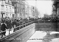 "Keep moving" crowd at 57th and 5th Ave. (Szechnyi wedding) (New York) LCCN2014680026.jpg