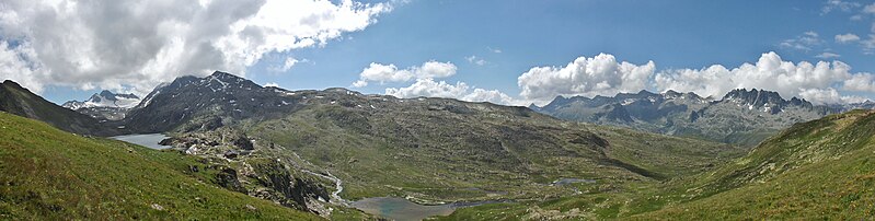 File:Étendard et col du Glandon (Savoie).JPG