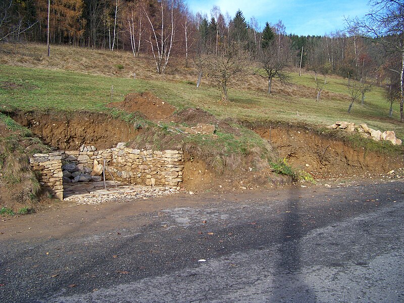 File:Český Šumburk, stavba garáží.jpg