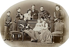 Aleksandrs II ar bērniem (no kreisās: Pāvils, Sergejs, Marija, Aleksejs, Aleksandrs, Vladimirs), vedeklu un mazdēlu Nikolaju (1873)