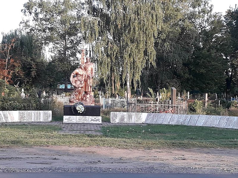 File:Братська могила радянських воїнів в місті Миргород.jpg