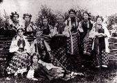 Диканські дівчата. Зліва перша і п'ята дочки Віктора Сергійовича Кочубея Надія і Софія. Диканька, близько 1912 року
