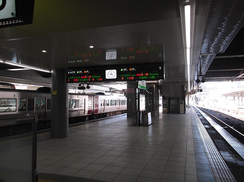 File:広島駅4・5番乗り場（新発車標稼働後）.jpg