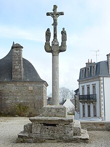 Fouesnant : le calvaire près d l'église paroissiale Saint-Pierre-et-Saint-Paul.