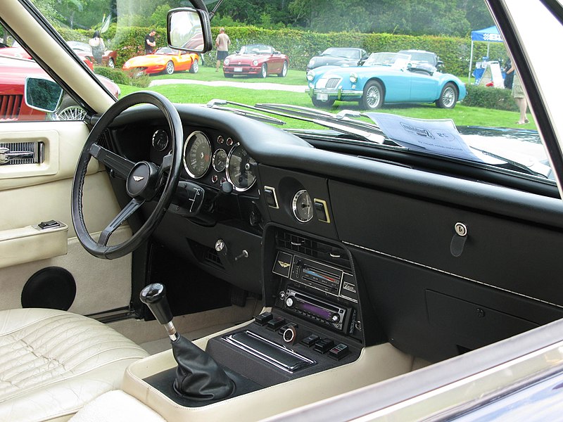 Aston Martin V8 I -  Der Hauch des Todes 800px-1973_Aston_Martin_V8_dash