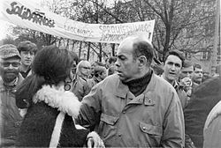 Jacek Kuroń při demonstraci v roce 1989
