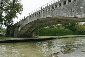 Aqueduct bridge over the Loing