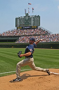 Le joueur de baseball (lanceur partant) Chris Young à l'échauffement au Wrigley Field à Chicago. (définition réelle 1 510 × 2 310)